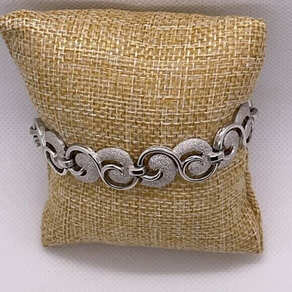 Vintage Silver-Tone Textured Circle-Link Bracelet With Secure Clasp - Picture 6 of 11